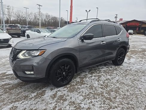 Used 2018 Nissan Rogue SV w/ Premium Package image 3