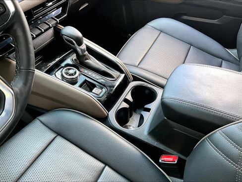 Used 2025 GMC Canyon Denali AWD/4WD image 18