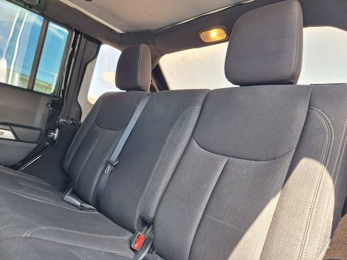 Used 2018 Jeep Wrangler Unlimited Rubicon w/ Connectivity Group AWD/4WD image 22