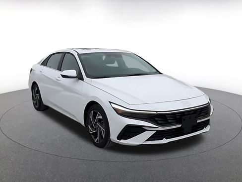 Used 2025 Hyundai Elantra Limited image 3