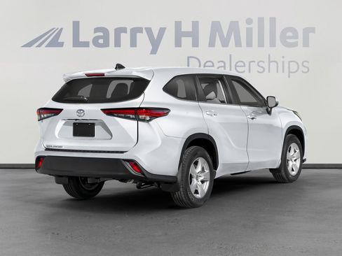 Used 2023 Toyota Highlander LE image 2