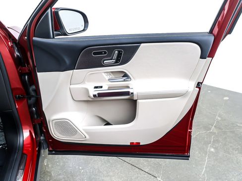 Used 2021 Mercedes-Benz GLB 250 4MATIC image 25