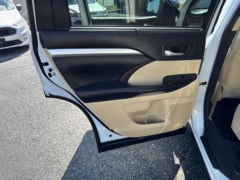 Used 2018 Toyota Highlander XLE FWD image 14