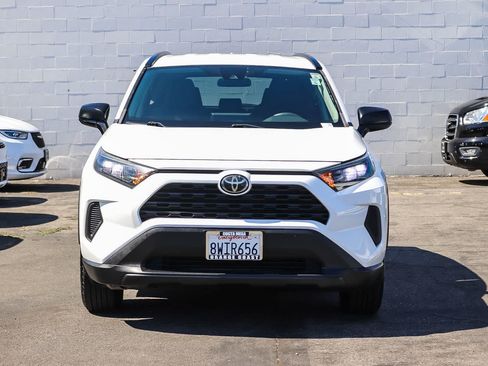 Used 2020 Toyota RAV4 LE FWD image 2