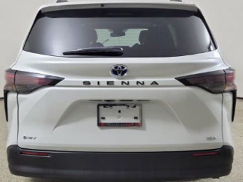 Used 2025 Toyota Sienna XLE FWD image 4