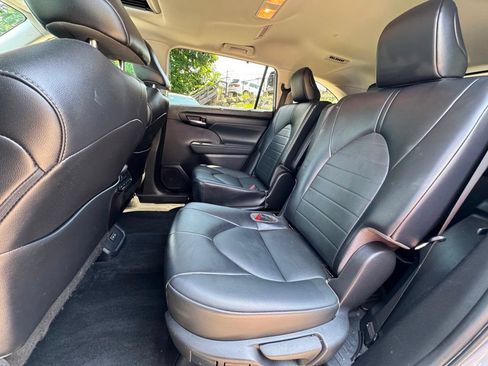 Used 2022 Toyota Highlander XLE AWD/4WD image 20