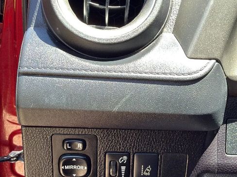 Used 2018 Toyota RAV4 LE FWD image 13