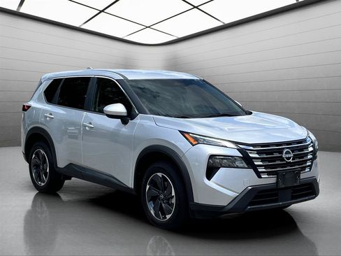 Used 2024 Nissan Rogue SV FWD image 3