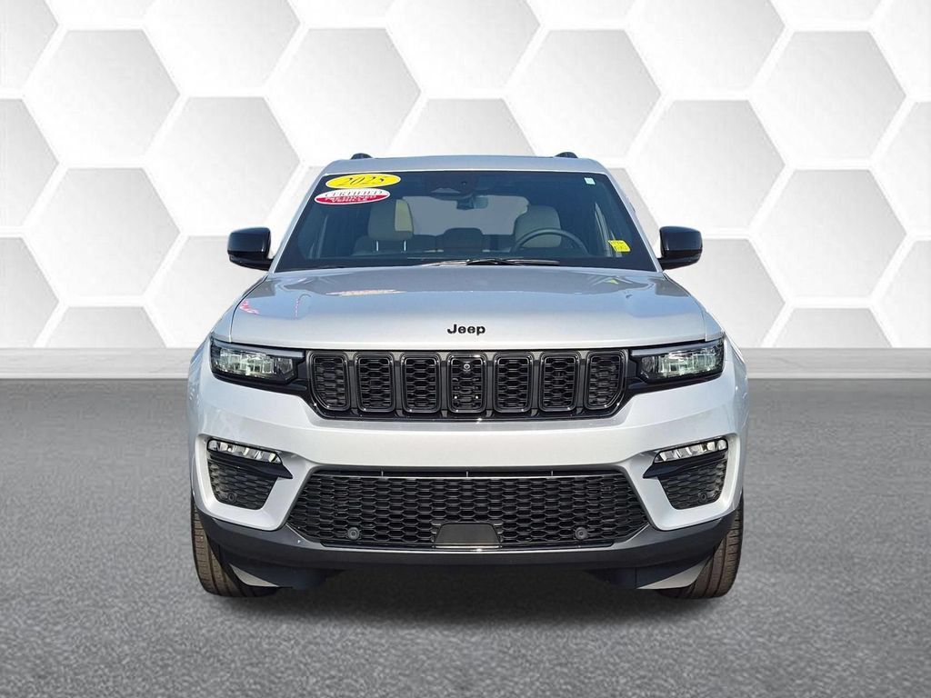 Used 2025 Jeep Grand Cherokee Limited w/ Luxury Tech Group II AWD/4WD image 8