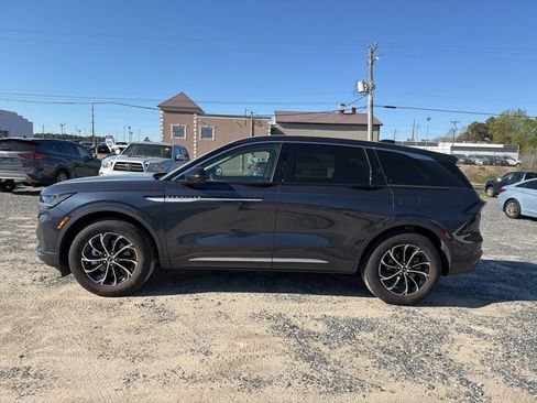 Used 2024 Lincoln Nautilus Premier image 2