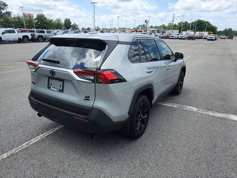 Used 2022 Toyota RAV4 LE AWD/4WD image 3
