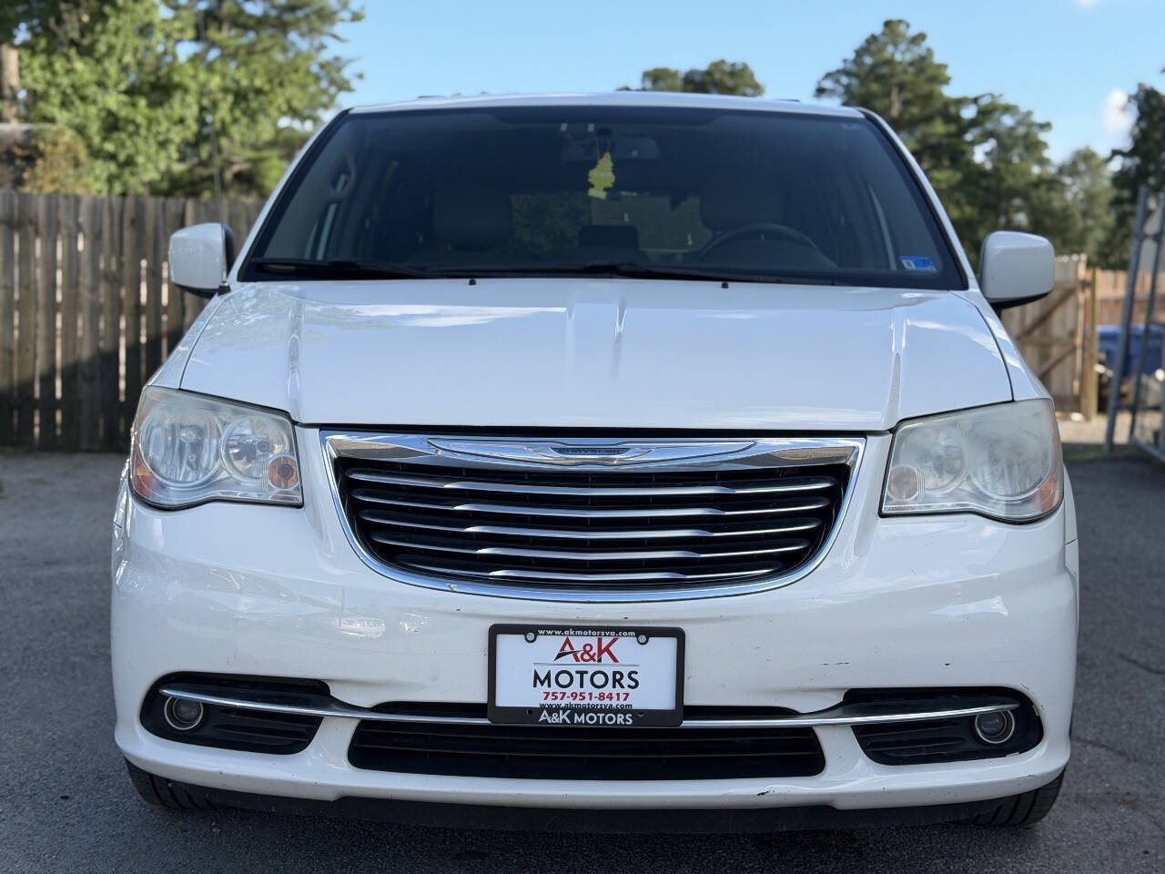 Used 2013 Chrysler Town & Country Touring FWD image 3