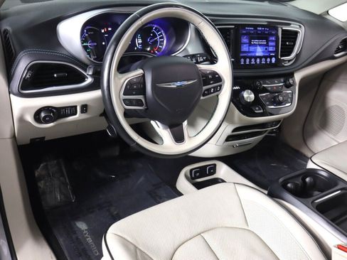 Used 2017 Chrysler Pacifica Platinum FWD image 9
