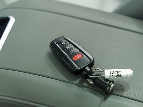 Used 2022 Toyota Highlander XLE image 34