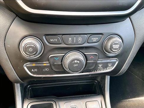 Used 2019 Jeep Cherokee Latitude Plus FWD image 24