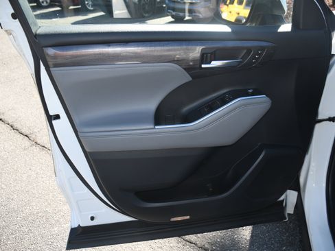 Used 2021 Toyota Highlander Platinum image 10