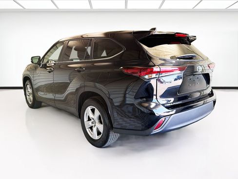 Used 2024 Toyota Highlander LE FWD image 6
