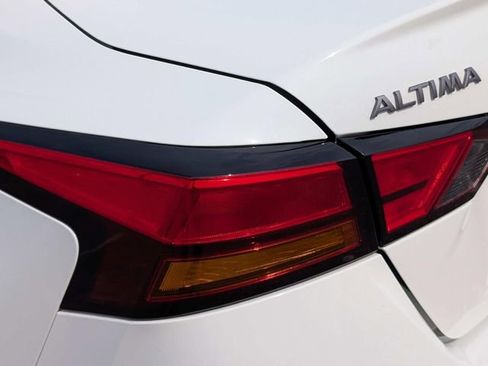 Used 2025 Nissan Altima 2.5 SV image 9