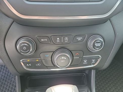 Certified 2022 Jeep Cherokee Latitude AWD/4WD image 30