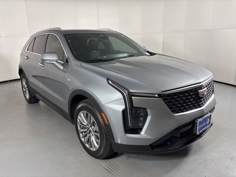Used 2024 Cadillac XT4 Premium Luxury image 2
