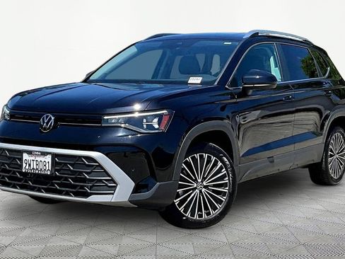 Used 2025 Volkswagen Taos SE FWD image 3