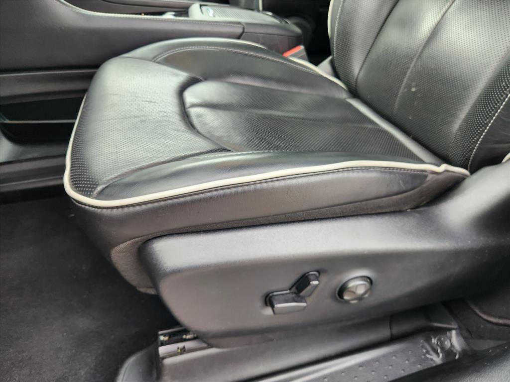 Used 2025 Chrysler Pacifica Limited FWD image 19