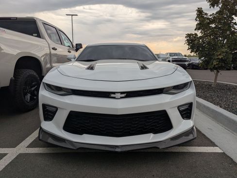 Used 2016 Chevrolet Camaro SS RWD image 2