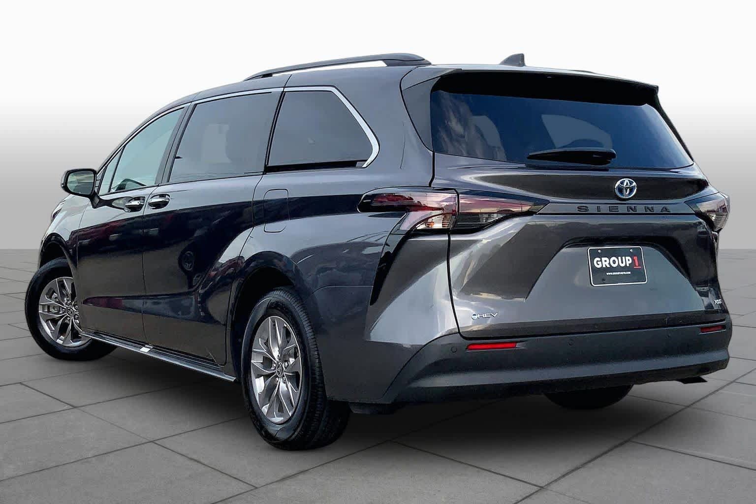 Certified 2025 Toyota Sienna XLE FWD image 12