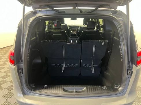 Certified 2025 Chrysler Pacifica Limited FWD image 14