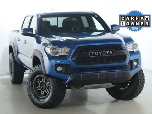 Used 2017 Toyota Tacoma TRD Off-Road w/ Premium & Technology Package image 2