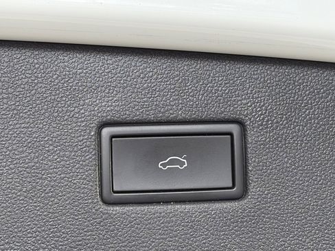 Used 2022 Volkswagen Tiguan SE R-Line AWD/4WD image 15