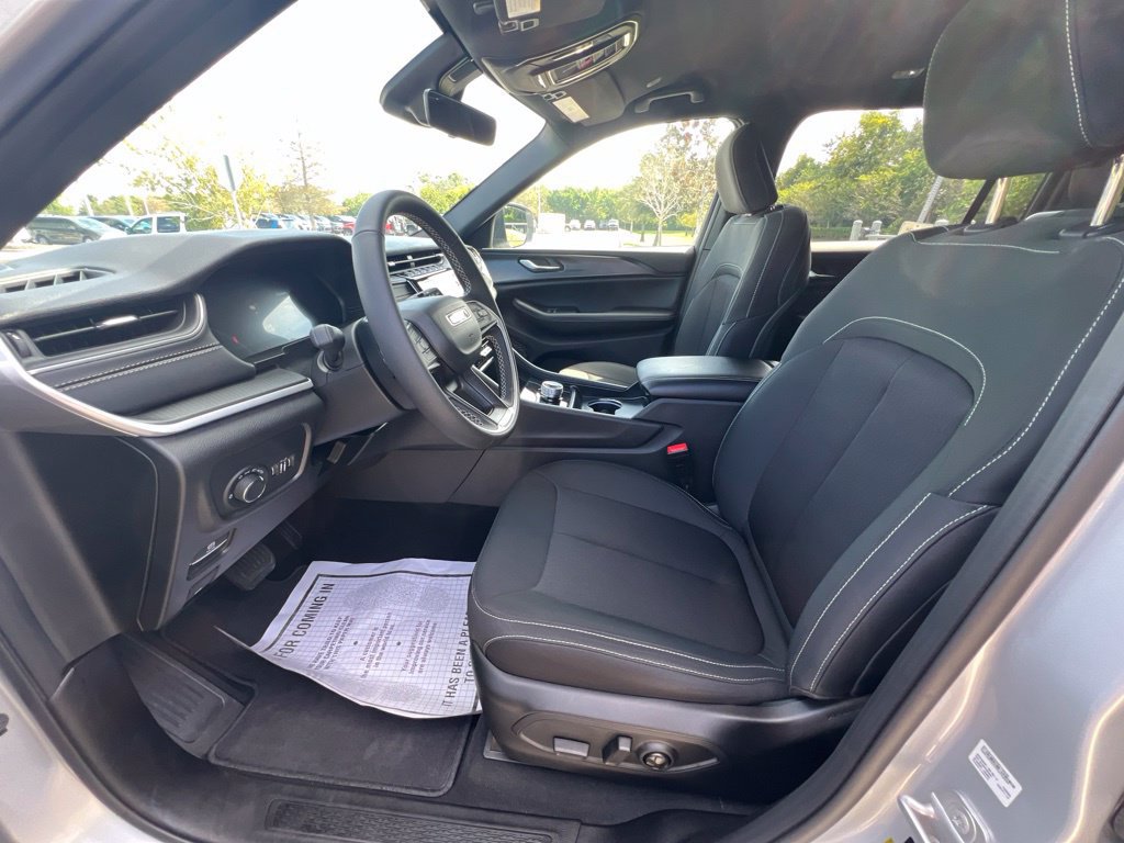 Used 2026 Jeep Grand Cherokee L Laredo RWD image 28
