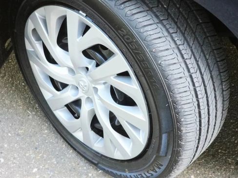 Used 2017 Toyota Corolla LE w/ Carpet Mat Package (TMS) FWD image 16