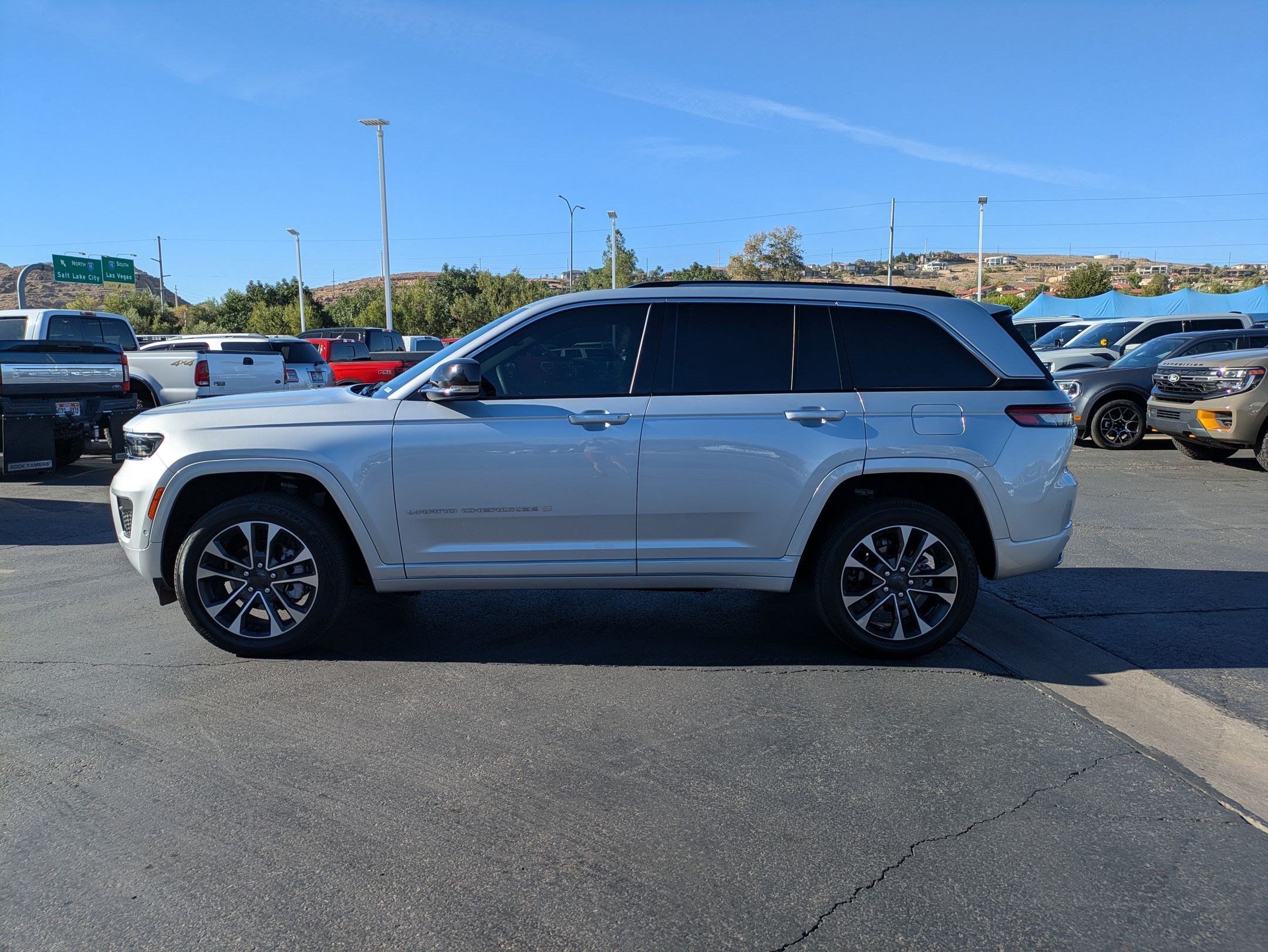 Used 2023 Jeep Grand Cherokee Overland w/ Luxury Tech Group IV AWD/4WD image 6