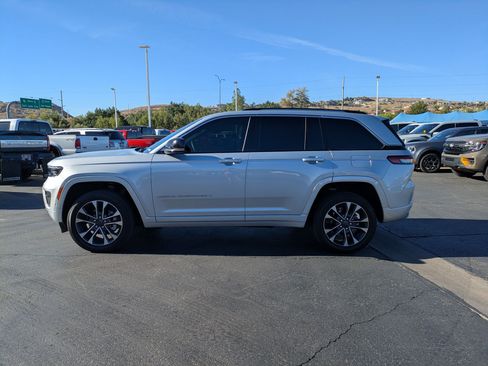 Used 2023 Jeep Grand Cherokee Overland w/ Luxury Tech Group IV AWD/4WD image 6