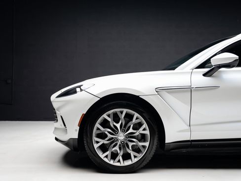 Used 2021 Aston Martin DBX AWD/4WD image 18