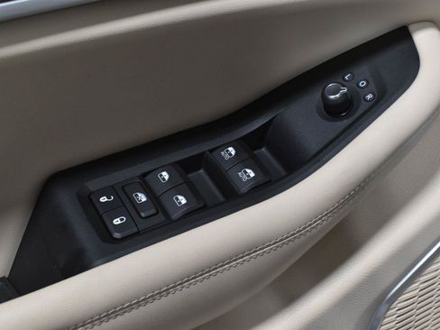 Used 2023 Jeep Grand Cherokee Limited w/ Luxury Tech Group II AWD/4WD image 11