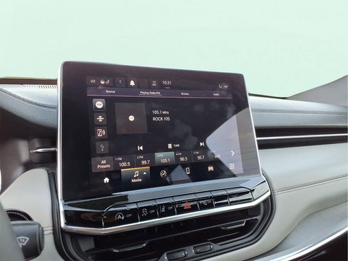 Used 2024 Jeep Compass Limited image 9