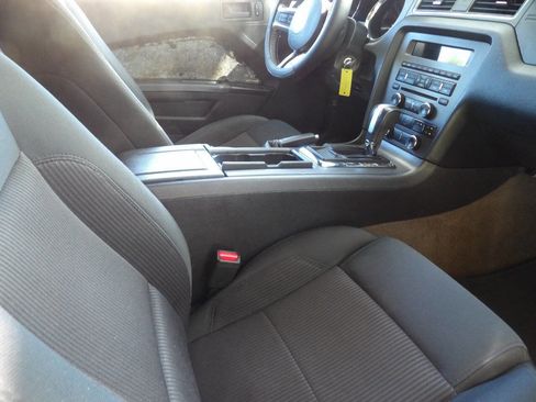 Used 2013 Ford Mustang V6 2dr Convertible image 27