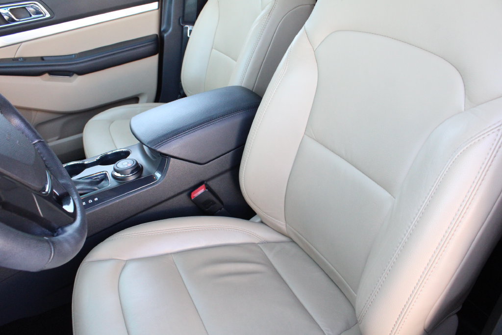 Used 2017 Ford Explorer XLT w/ Equipment Group 202A AWD/4WD image 5
