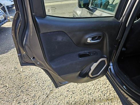 Used 2016 Jeep Renegade Latitude w/ Cold Weather Group image 20