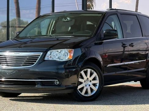 Used 2016 Chrysler Town & Country Touring FWD image 2