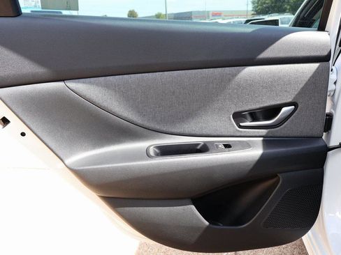 New 2025 Hyundai Elantra Limited image 17