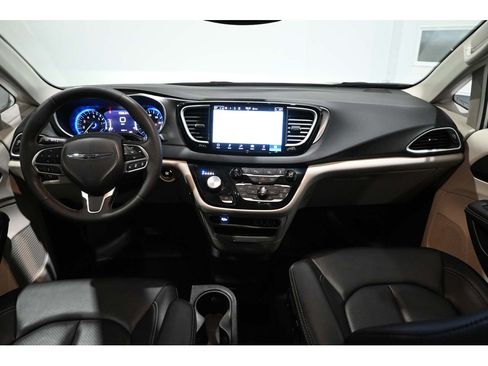 Used 2024 Chrysler Pacifica Touring-L FWD image 24