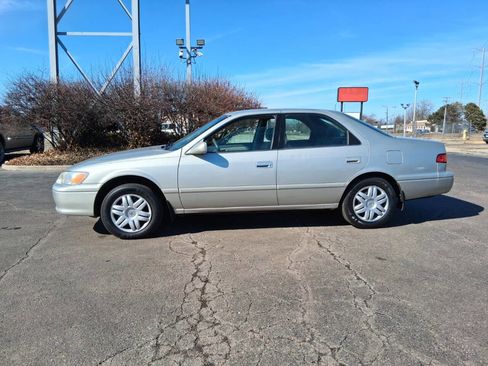 Used 2001 Toyota Camry LE image 3