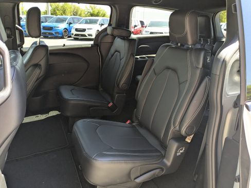 New 2026 Chrysler Pacifica Select FWD image 13