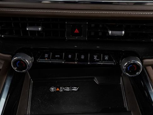 Used 2025 Chevrolet Suburban Z71 w/ Comfort Package image 27