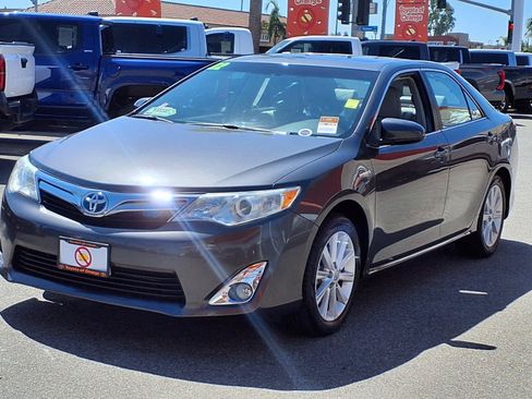Used 2012 Toyota Camry XLE w/ Leather Pkg FWD image 3