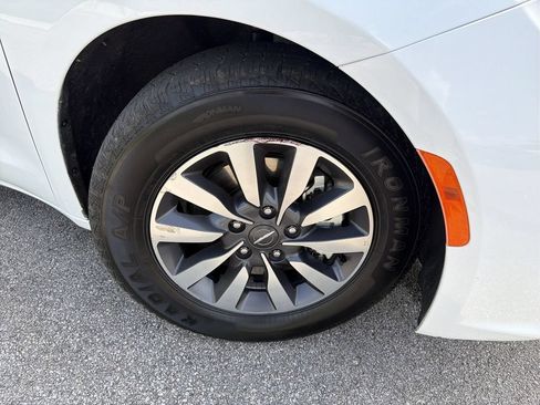 Used 2023 Chrysler Pacifica Touring-L FWD image 19