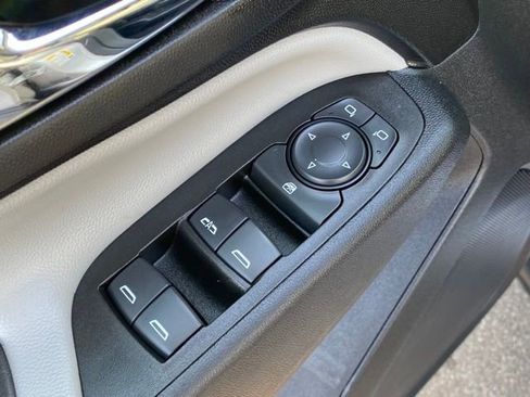 Used 2020 Chevrolet Equinox LS w/ LS Convenience Package image 11